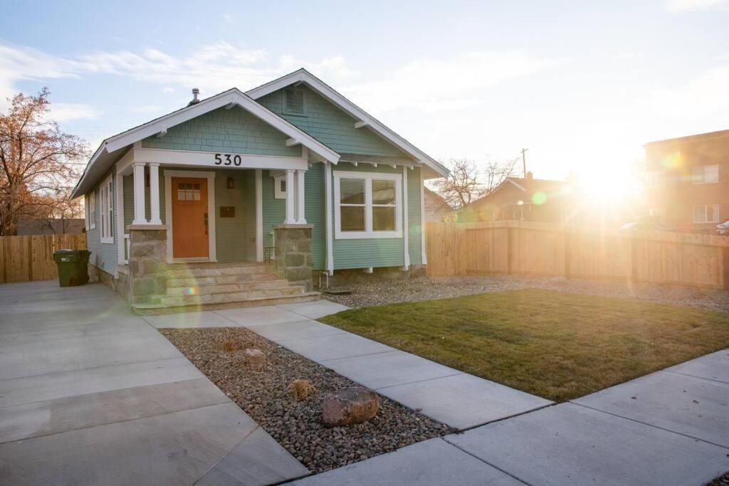 Reno'S Biggest Little House - Cozy Home Theatre Exterior photo
